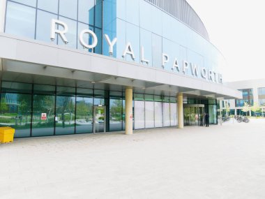 Cambridge, Cambridgeshire / Birleşik Krallık - 25 Nisan 2025: Royal Papworth Hastanesi, Cambridge, Birleşik Krallık. Gün ortası gri gökyüzü ve insanlar girişte yürüyorlar.