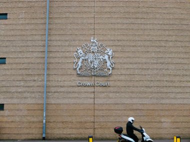 Cambridge, Cambridgeshire / Birleşik Krallık - 25 Nisan 2025: Cambridge Crown Court, Cambridge, Cambridge. Çekimde yayalar ve trafik