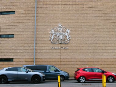 Cambridge, Cambridgeshire / Birleşik Krallık - 25 Nisan 2025: Cambridge Crown Court, Cambridge, Cambridge. Çekimde yayalar ve trafik