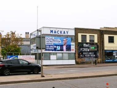 Cambridge, Cambridgeshire / Birleşik Krallık - 26 Nisan 2025: Paul Bristow (Birleşik Krallık Muhafazakar Partisi) Cambridge, Birleşik Krallık 'ta Doğu Yolu' nda Mackay 'ın dışında belediye başkanı pankartı için.