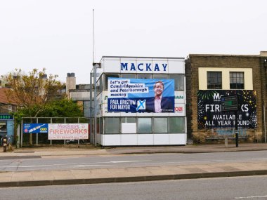 Cambridge, Cambridgeshire / Birleşik Krallık - 26 Nisan 2025: Paul Bristow (Birleşik Krallık Muhafazakar Partisi) Cambridge, Birleşik Krallık 'ta Doğu Yolu' nda Mackay 'ın dışında belediye başkanı pankartı için.