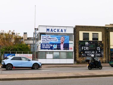 Cambridge, Cambridgeshire / Birleşik Krallık - 26 Nisan 2025: Paul Bristow (Birleşik Krallık Muhafazakar Partisi) Cambridge, Birleşik Krallık 'ta Doğu Yolu' nda Mackay 'ın dışında belediye başkanı pankartı için.