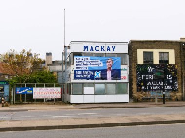 Cambridge, Cambridgeshire / Birleşik Krallık - 26 Nisan 2025: Paul Bristow (Birleşik Krallık Muhafazakar Partisi) Cambridge, Birleşik Krallık 'ta Doğu Yolu' nda Mackay 'ın dışında belediye başkanı pankartı için.