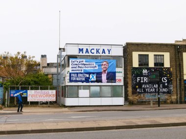 Cambridge, Cambridgeshire / Birleşik Krallık - 26 Nisan 2025: Paul Bristow (Birleşik Krallık Muhafazakar Partisi) Cambridge, Birleşik Krallık 'ta Doğu Yolu' nda Mackay 'ın dışında belediye başkanı pankartı için.