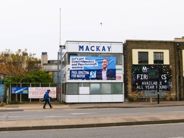 Cambridge, Cambridgeshire / Birleşik Krallık - 26 Nisan 2025: Paul Bristow (Birleşik Krallık Muhafazakar Partisi) Cambridge, Birleşik Krallık 'ta Doğu Yolu' nda Mackay 'ın dışında belediye başkanı pankartı için.