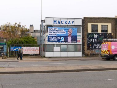 Cambridge, Cambridgeshire / Birleşik Krallık - 26 Nisan 2025: Paul Bristow (Birleşik Krallık Muhafazakar Partisi) Cambridge, Birleşik Krallık 'ta Doğu Yolu' nda Mackay 'ın dışında belediye başkanı pankartı için.