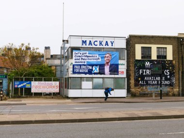 Cambridge, Cambridgeshire / Birleşik Krallık - 26 Nisan 2025: Paul Bristow (Birleşik Krallık Muhafazakar Partisi) Cambridge, Birleşik Krallık 'ta Doğu Yolu' nda Mackay 'ın dışında belediye başkanı pankartı için.