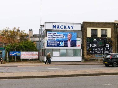 Cambridge, Cambridgeshire / Birleşik Krallık - 26 Nisan 2025: Paul Bristow (Birleşik Krallık Muhafazakar Partisi) Cambridge, Birleşik Krallık 'ta Doğu Yolu' nda Mackay 'ın dışında belediye başkanı pankartı için.