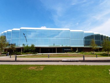 Cambridge, Cambridgeshire / Birleşik Krallık - 1 Mayıs 2025: The Discovery Centre (DISC) β 124; AstraZeneca, Cambridge, Birleşik Krallık. Açık güneşli gün.