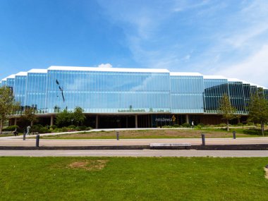 Cambridge, Cambridgeshire / Birleşik Krallık - 1 Mayıs 2025: The Discovery Centre (DISC) β 124; AstraZeneca, Cambridge, Birleşik Krallık. Açık güneşli gün.