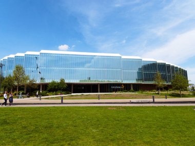 Cambridge, Cambridgeshire / Birleşik Krallık - 1 Mayıs 2025: The Discovery Centre (DISC) β 124; AstraZeneca, Cambridge, Birleşik Krallık. Açık güneşli gün.