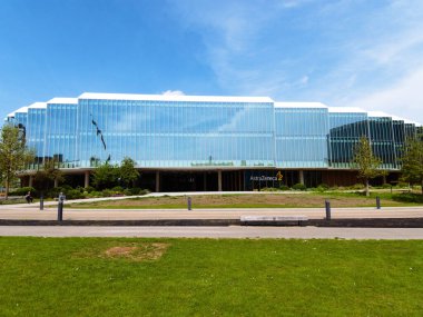 Cambridge, Cambridgeshire / Birleşik Krallık - 1 Mayıs 2025: The Discovery Centre (DISC) β 124; AstraZeneca, Cambridge, Birleşik Krallık. Açık güneşli gün.