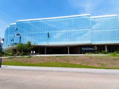 Cambridge, Cambridgeshire / Birleşik Krallık - 1 Mayıs 2025: The Discovery Centre (DISC) β 124; AstraZeneca, Cambridge, Birleşik Krallık. Açık güneşli gün.