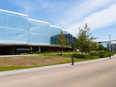 Cambridge, Cambridgeshire / Birleşik Krallık - 1 Mayıs 2025: The Discovery Centre (DISC) β 124; AstraZeneca, Cambridge, Birleşik Krallık. Açık güneşli gün.