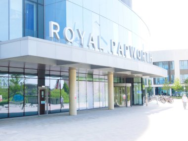 Cambridge, Cambridgeshire / Birleşik Krallık - 25 Nisan 2025: Royal Papworth Hastanesi, Cambridge, Birleşik Krallık. Güneşli bir gün ve insanlar girişte yürüyor.