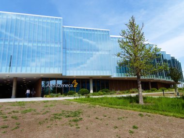 Cambridge, Cambridgeshire / Birleşik Krallık - 1 Mayıs 2025: The Discovery Centre (DISC) β 124; AstraZeneca, Cambridge, Birleşik Krallık. Açık güneşli gün.