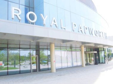 Cambridge, Cambridgeshire / Birleşik Krallık - 25 Nisan 2025: Royal Papworth Hastanesi, Cambridge, Birleşik Krallık. Güneşli bir gün ve insanlar girişte yürüyor.
