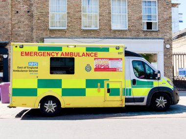 Cambridge, Cambridgeshire / İngiltere - 11 Mayıs 2025: Ambulans Cambridge, İngiltere 'de park etti