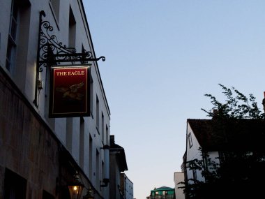 Cambridge, Cambridgeshire / Birleşik Krallık - 11 Mayıs 2025: Benet Caddesi - Eagle Bar tabelası. DNA 'nın keşfi. RAF barı. Cambridge Tarihi