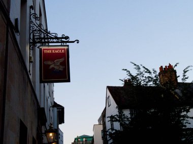 Cambridge, Cambridgeshire / Birleşik Krallık - 11 Mayıs 2025: Benet Caddesi - Eagle Bar tabelası. DNA 'nın keşfi. RAF barı. Cambridge Tarihi
