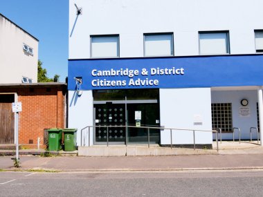 Cambridge, Cambridgeshire / Birleşik Krallık - 11 Mayıs 2025: Cambridge, Birleşik Krallık 'ta Vatandaş Danışmanlığı tabelası. Mavi işaret, mavi gökyüzü, insan yok..