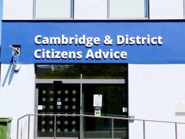 Cambridge, Cambridgeshire / Birleşik Krallık - 11 Mayıs 2025: Cambridge, Birleşik Krallık 'ta Vatandaş Danışmanlığı tabelası. Mavi işaret, mavi gökyüzü, insan yok..