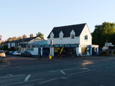 Cambridge, Cambridgeshire, Birleşik Krallık - 11 Mayıs 2025: Akşam erken saatlerde Chesterton Yolu. Arka planda bisiklet dükkanı var.