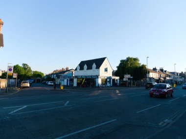 Cambridge, Cambridgeshire, Birleşik Krallık - 11 Mayıs 2025: Akşam erken saatlerde Chesterton Yolu. Arka planda bisiklet dükkanı var.