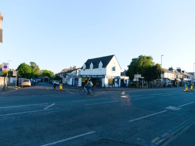 Cambridge, Cambridgeshire, Birleşik Krallık - 11 Mayıs 2025: Akşam erken saatlerde Chesterton Yolu. Arka planda bisiklet dükkanı var.