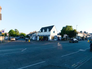 Cambridge, Cambridgeshire, Birleşik Krallık - 11 Mayıs 2025: Akşam erken saatlerde Chesterton Yolu. Arka planda bisiklet dükkanı var.