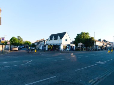 Cambridge, Cambridgeshire, Birleşik Krallık - 11 Mayıs 2025: Akşam erken saatlerde Chesterton Yolu. Arka planda bisiklet dükkanı var.