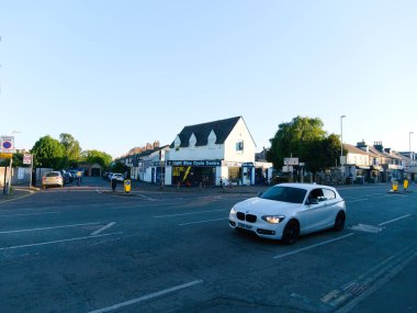 Cambridge, Cambridgeshire, Birleşik Krallık - 11 Mayıs 2025: Akşam erken saatlerde Chesterton Yolu. Arka planda bisiklet dükkanı var.