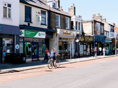 Cambridge, Cambridgeshire / Birleşik Krallık - 11 Mayıs 2025: Gündüz trafiği ve insanlarla dolu Hills Yolu