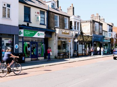 Cambridge, Cambridgeshire / Birleşik Krallık - 11 Mayıs 2025: Gündüz trafiği ve insanlarla dolu Hills Yolu