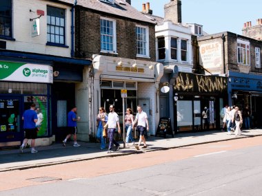 Cambridge, Cambridgeshire / Birleşik Krallık - 11 Mayıs 2025: Gündüz trafiği ve insanlarla dolu Hills Yolu