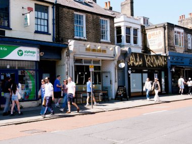 Cambridge, Cambridgeshire / Birleşik Krallık - 11 Mayıs 2025: Gündüz trafiği ve insanlarla dolu Hills Yolu