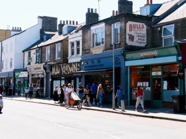 Cambridge, Cambridgeshire / Birleşik Krallık - 11 Mayıs 2025: Gündüz trafiği ve insanlarla dolu Hills Yolu