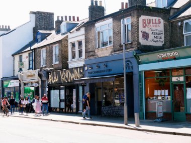 Cambridge, Cambridgeshire / Birleşik Krallık - 11 Mayıs 2025: Gündüz trafiği ve insanlarla dolu Hills Yolu