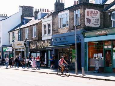 Cambridge, Cambridgeshire / Birleşik Krallık - 11 Mayıs 2025: Gündüz trafiği ve insanlarla dolu Hills Yolu