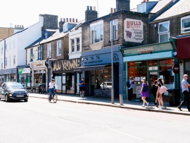 Cambridge, Cambridgeshire / Birleşik Krallık - 11 Mayıs 2025: Gündüz trafiği ve insanlarla dolu Hills Yolu