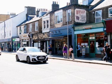 Cambridge, Cambridgeshire / Birleşik Krallık - 11 Mayıs 2025: Gündüz trafiği ve insanlarla dolu Hills Yolu