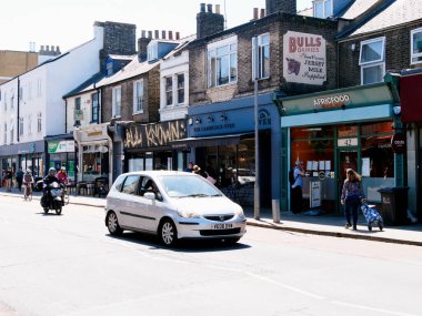 Cambridge, Cambridgeshire / Birleşik Krallık - 11 Mayıs 2025: Gündüz trafiği ve insanlarla dolu Hills Yolu