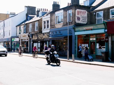 Cambridge, Cambridgeshire / Birleşik Krallık - 11 Mayıs 2025: Gündüz trafiği ve insanlarla dolu Hills Yolu