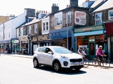 Cambridge, Cambridgeshire / Birleşik Krallık - 11 Mayıs 2025: Gündüz trafiği ve insanlarla dolu Hills Yolu