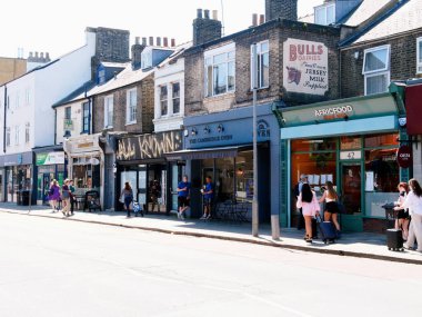 Cambridge, Cambridgeshire / Birleşik Krallık - 11 Mayıs 2025: Gündüz trafiği ve insanlarla dolu Hills Yolu