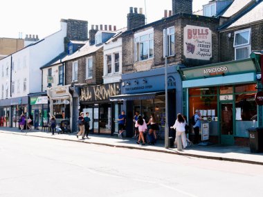 Cambridge, Cambridgeshire / Birleşik Krallık - 11 Mayıs 2025: Gündüz trafiği ve insanlarla dolu Hills Yolu