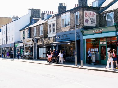 Cambridge, Cambridgeshire / Birleşik Krallık - 11 Mayıs 2025: Gündüz trafiği ve insanlarla dolu Hills Yolu