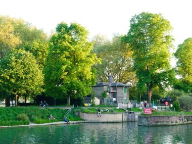Cambridge, Cambridgeshire / Birleşik Krallık - 11 Mayıs 2025: Jesus Green in the evening. İnsanlar oturur, yürür ve dinlenir. Bahar ve Yaz.
