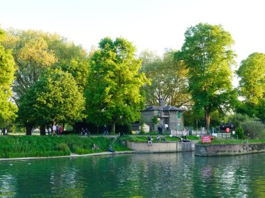 Cambridge, Cambridgeshire / Birleşik Krallık - 11 Mayıs 2025: Jesus Green in the evening. İnsanlar oturur, yürür ve dinlenir. Bahar ve Yaz.