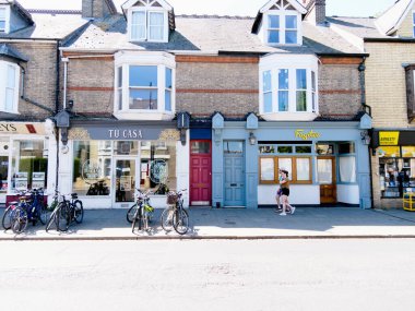 Cambridge, Cambridgeshire / Birleşik Krallık - 11 Mayıs 2025: Trafik, bisikletçiler ve insanların yoğun olduğu Mill Yolu